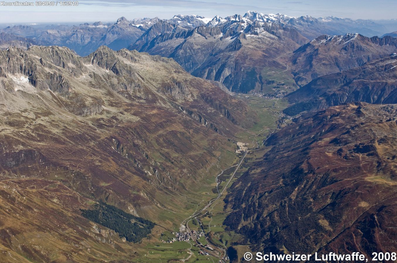 Urserental: vorne im Bild: Realp; Mitte: Hospental; hinten: Andermatt mit Oberalppass; Schöllenenschlucht gegen N